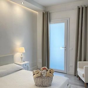 Camera piccola con letto king size